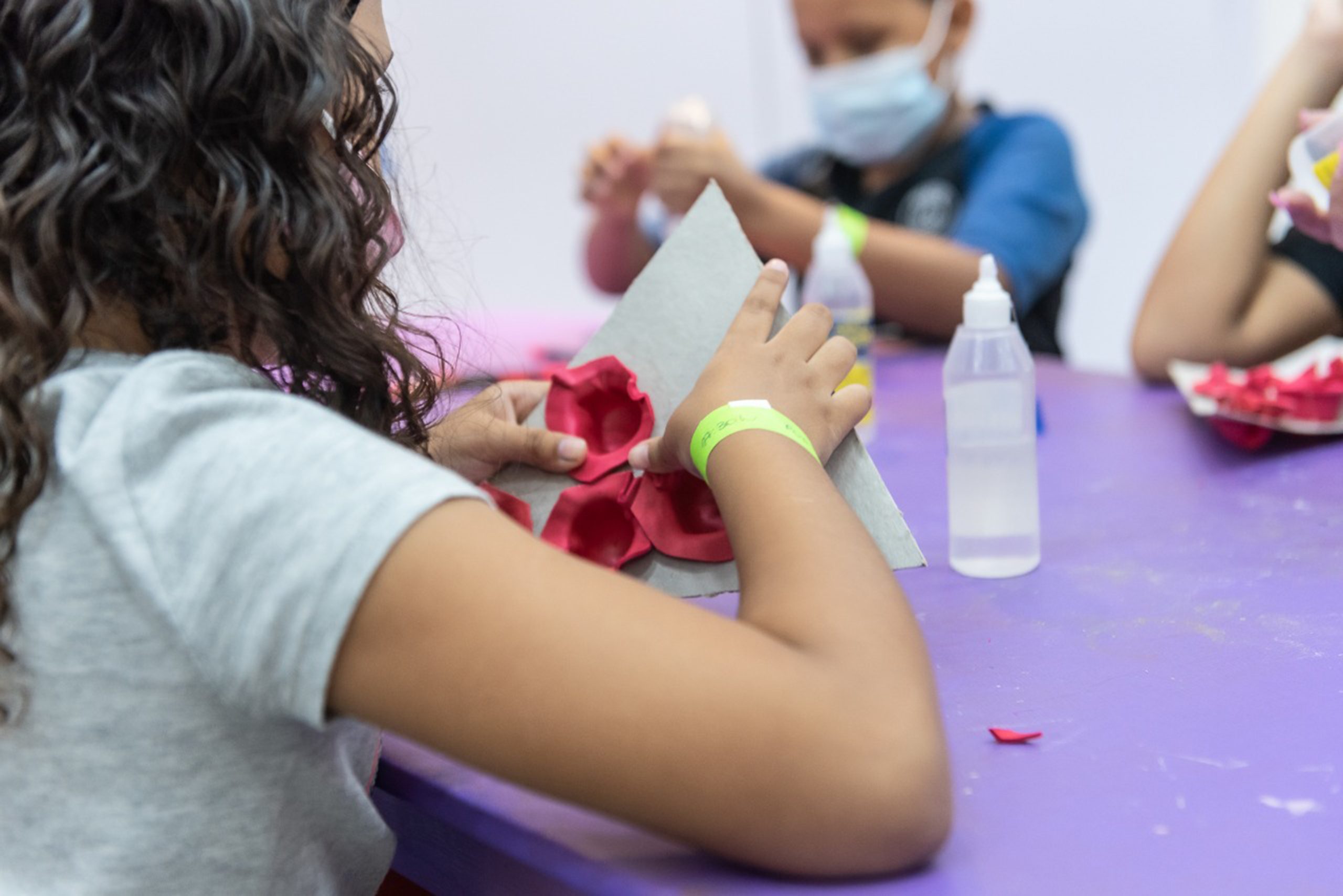 Clubinho West promove, neste domingo, oficinas de viseiras para a garotada