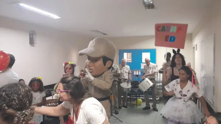 A Guarda Municipal do Rio no bailinho de Carnaval na ala pediátrica do Hospital Municipal Salgado Filho