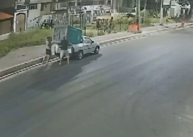 Homens furtando um banheiro químico