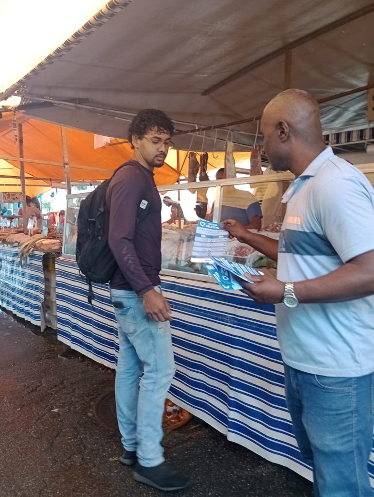 Distribuição de Panfletos sobre Coleta Seletiva