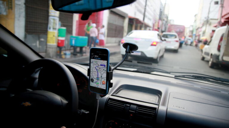 Mulher em carro de aplicativo após festa e acorda com sinais de estupro