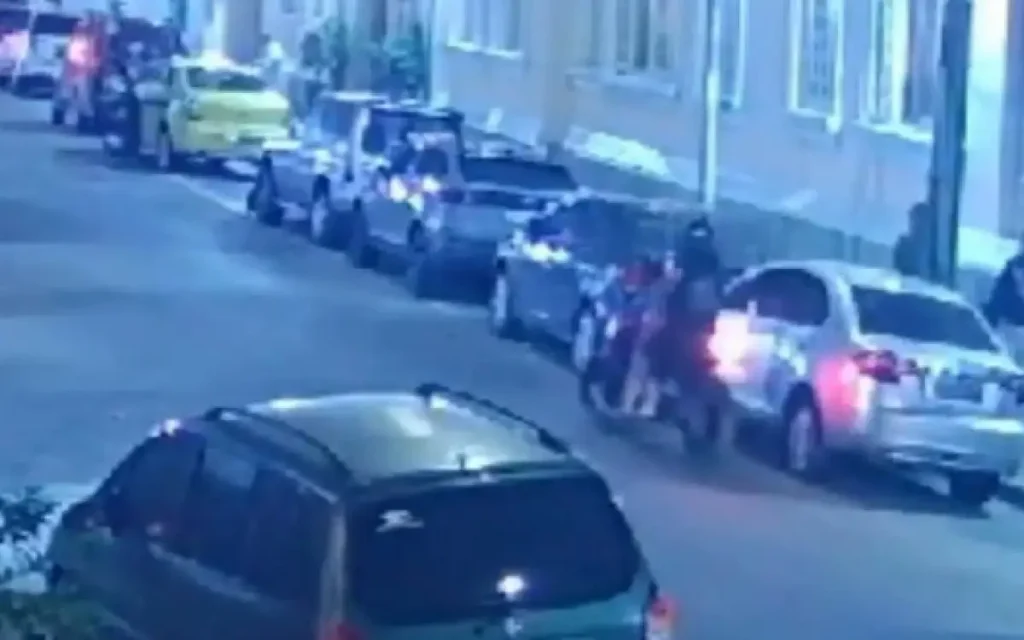 Mulheres são assaltadas por motoqueiro armado