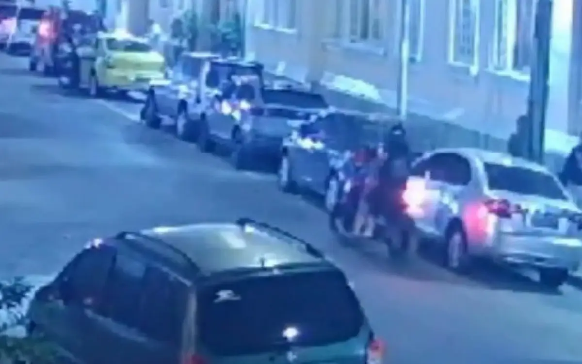 Mulheres são assaltadas por motoqueiro armado