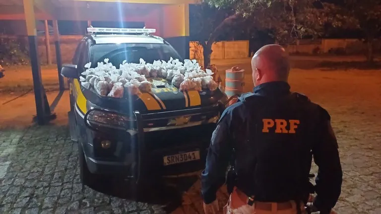 A Polícia Rodoviária Federal (PRF) apreendeu aproximadamente 13 quilos de drogas
