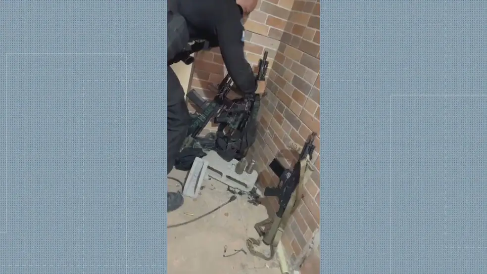 Polícia Militar aprende Fuzis em favela