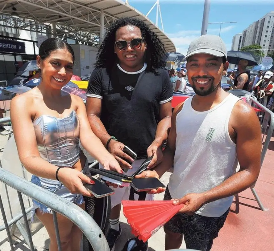Os paulistas na fila para ver Shakira, no estádio Nilton Santos