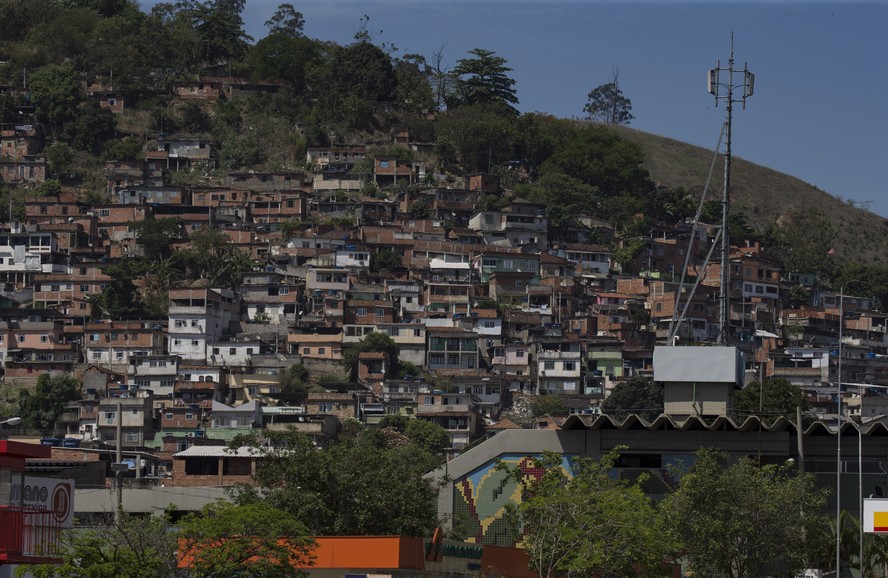 Troca de tiros entre traficantes no Morro do Juramento fere duas pessoas