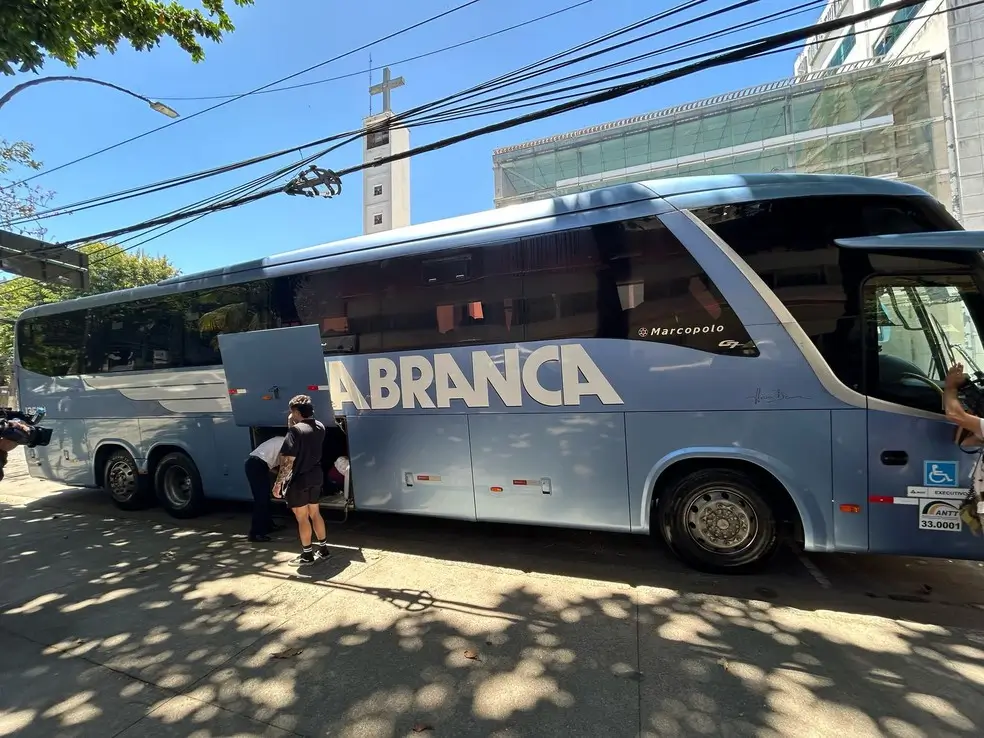 Um ônibus com turistas foi assaltado, na Avenida Brasil,