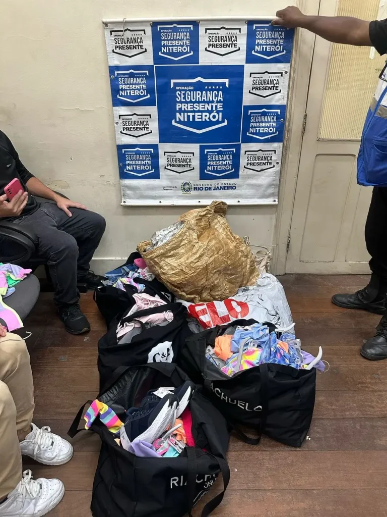 100 peças de roupas foram recuperadas de roubo em um shopping em Niterói