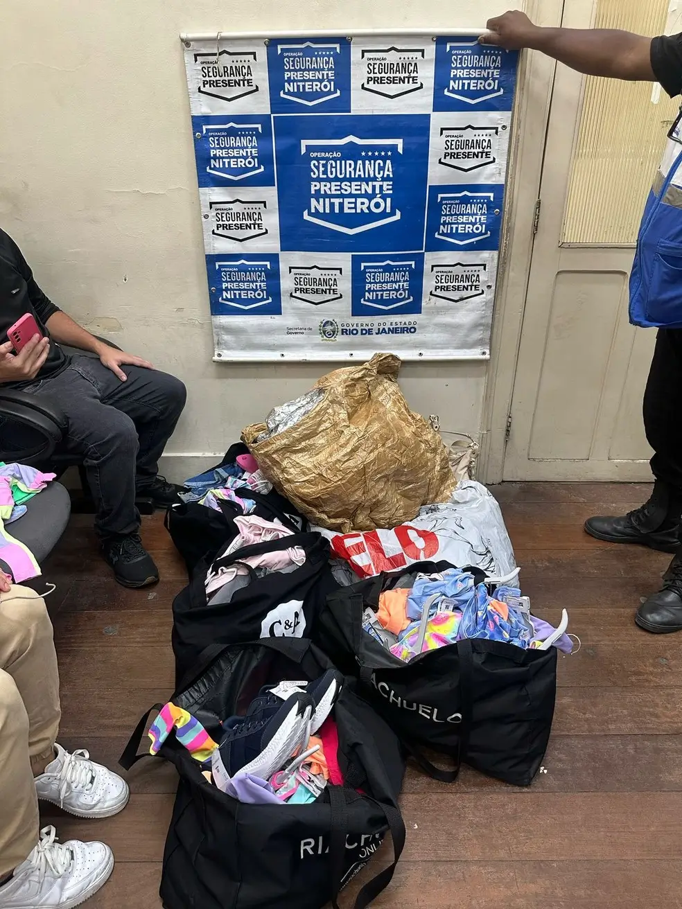 100 peças de roupas foram recuperadas de roubo em um shopping em Niterói