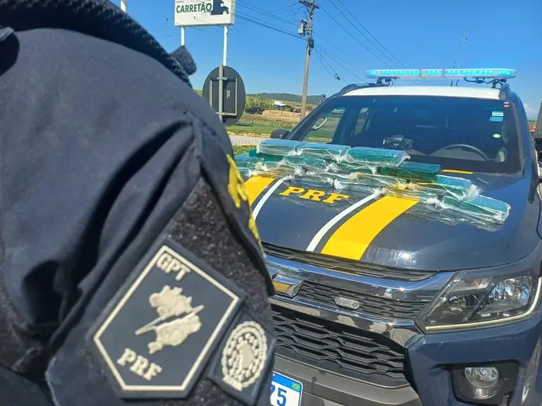 Carro da PRF com 18 quilos de cocaína