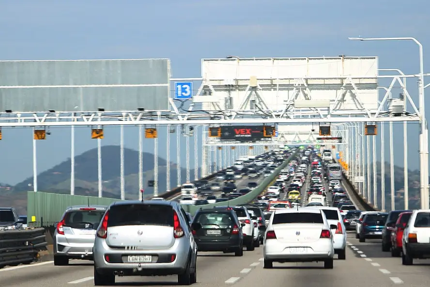 Carros com IPVA 2025 quitados na Ponte Rio Niterói