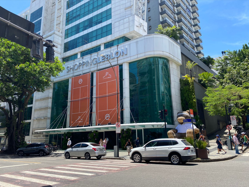 Shopping Leblon se prepara para o Rio Open com bailarinos suspensos na fachada para uma partida de tênis coreografada
