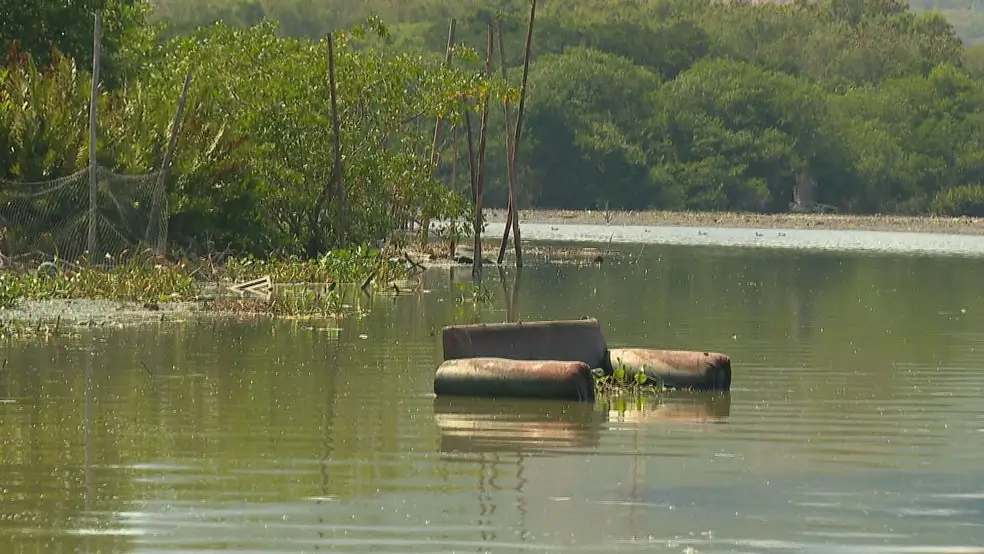 Sofás e poltronas descartados na Lagoa da Tijuca irregularmente