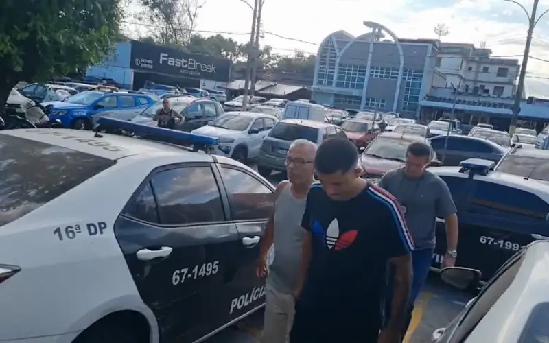 Agentes da 16ª DP (Barra da Tijuca) prenderam em flagrante por golpe com cartões de crédito