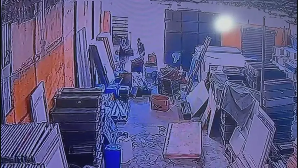 Imagens de circuito interno mostra ladões