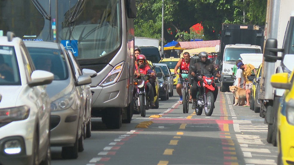 Motos invadem faixa exclusiva para bicicletas