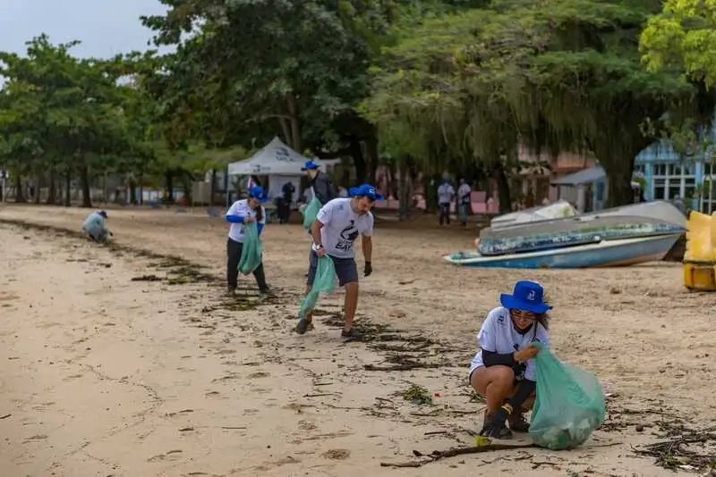 Voluntários do Clean Up Bay na Baía de Guanabara