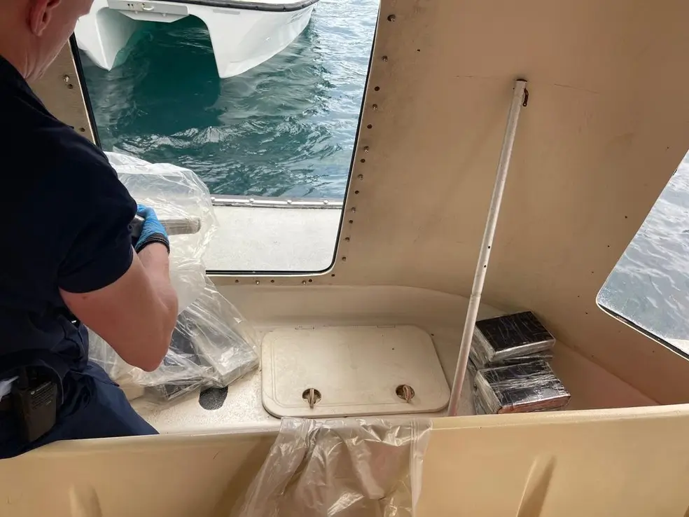 Droga foi encontrada em compartimentos do barco de apoio do cruzeiro
