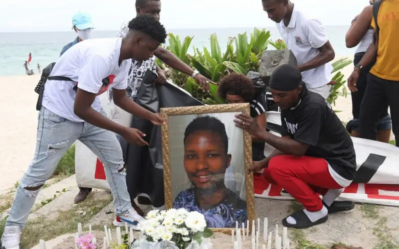 Placa com a foto de Moïse Mugenyi Kabagambe