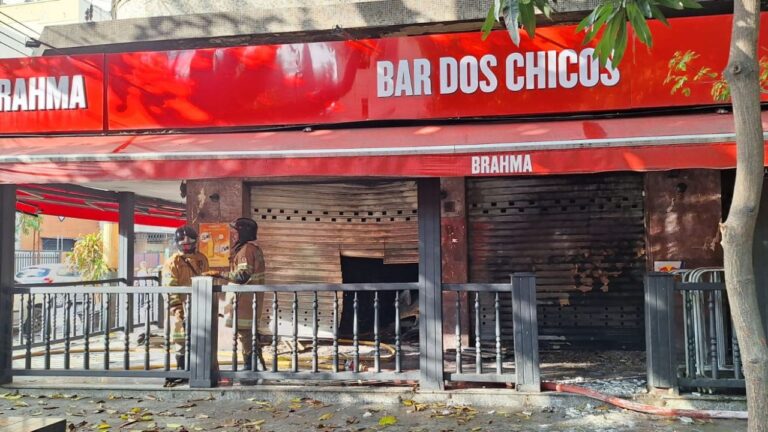 Estragos após o incêndio no Bar dos Chicos