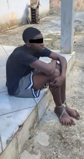 Jovem salvo do Tribunal do tráfico
