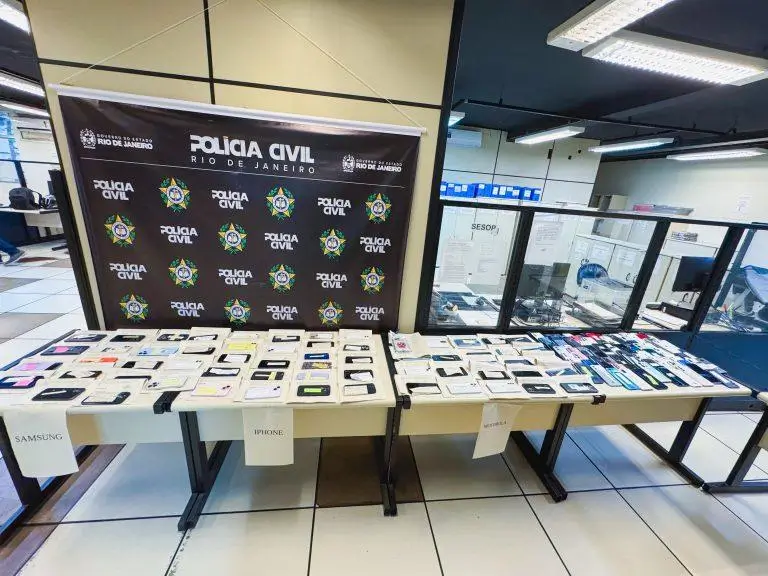 Mais de 200 Celulares Apreendidos em Operação
