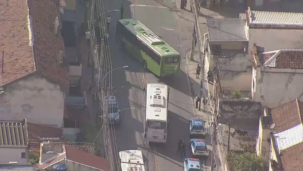 Ônibus atravessado na Pista