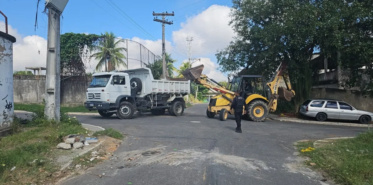 A operação da PM teve como saldo a retirada de 12 toneladas de entulho no bairro Vista Alegre