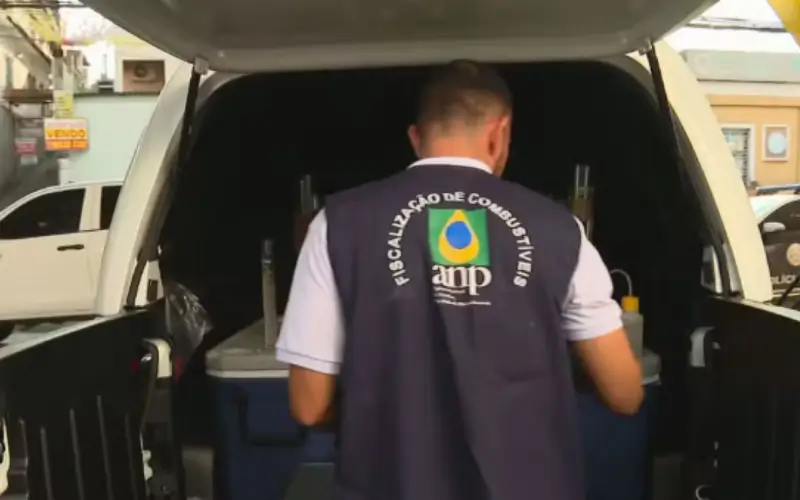 Policial no posto de gasolina no Cachambi