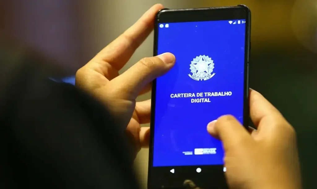 Celular acessando o Sistema Nacional de Emprego