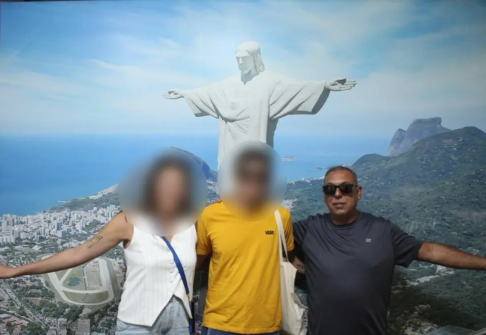 Família tirando foto em um dos acessos ao Cristo Redentor