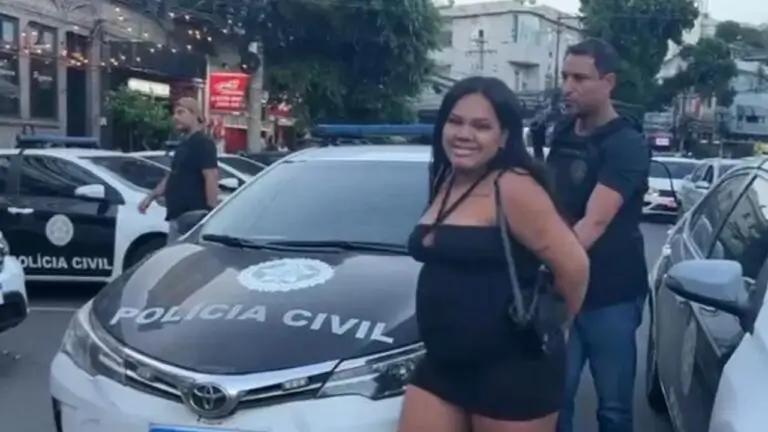 Rayene Carla Reis Lima sendo levada para a cadeia