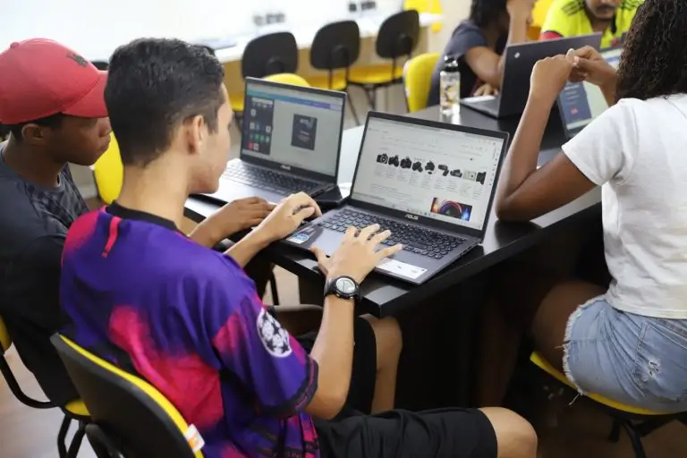 Jovem desenvolvendo no computador