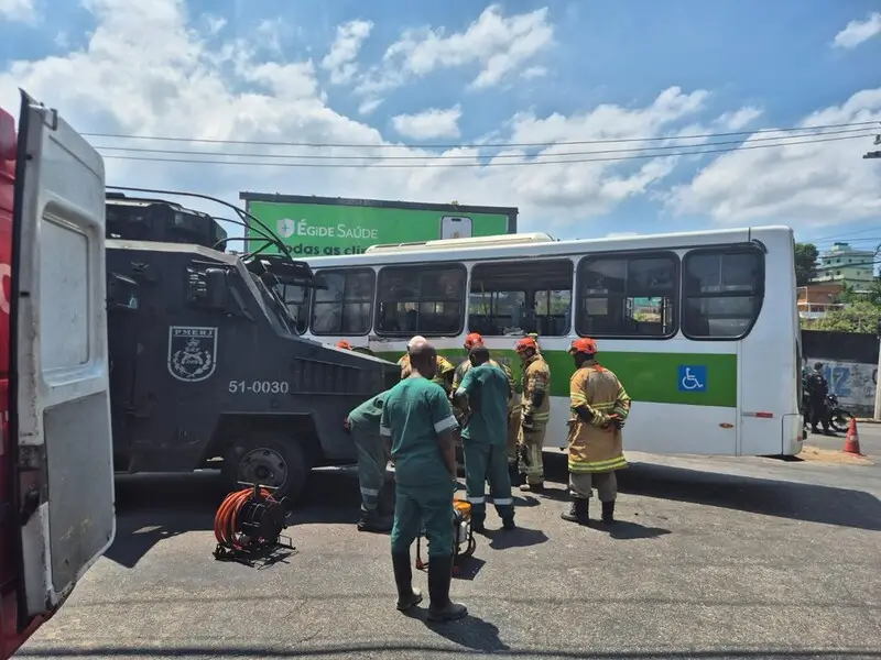 Acidente entre blindado da PM e um ônibus