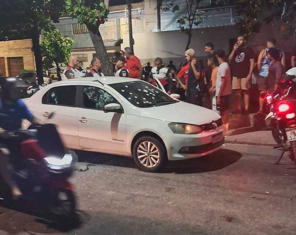 Carro alvejado por tiros