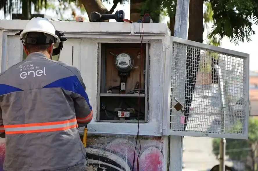 Eletricista no poste de luz