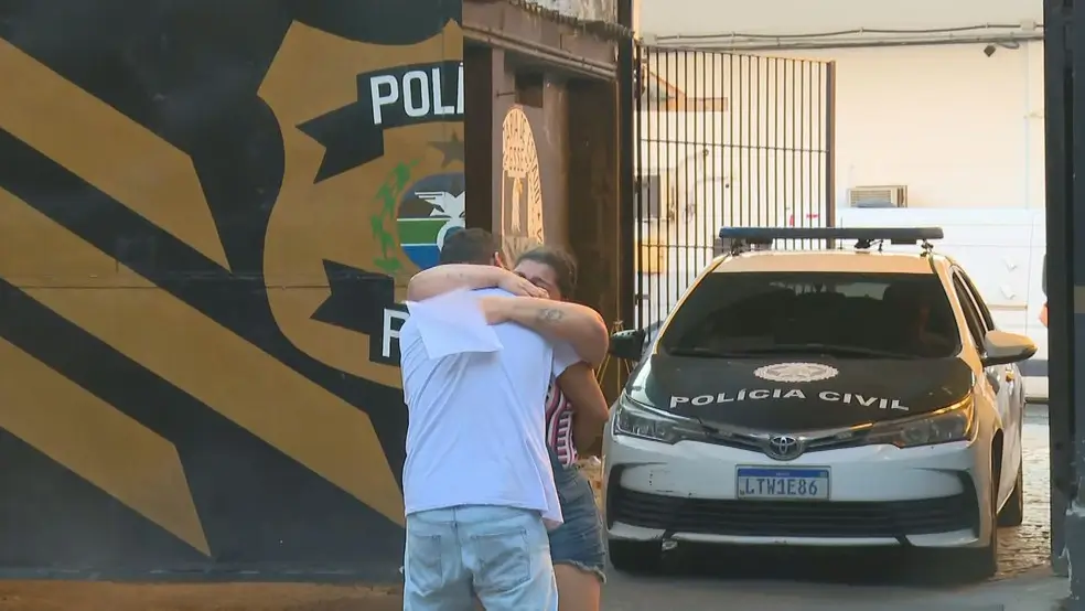 Debora abraça o filho no momento em que foi solta da prisão