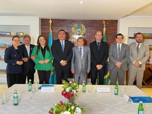O embaixador Bolat Nussupov (usando gravata azul), acompanhado de membros do Fórum de Amizade Cazaquistão-Brasil.