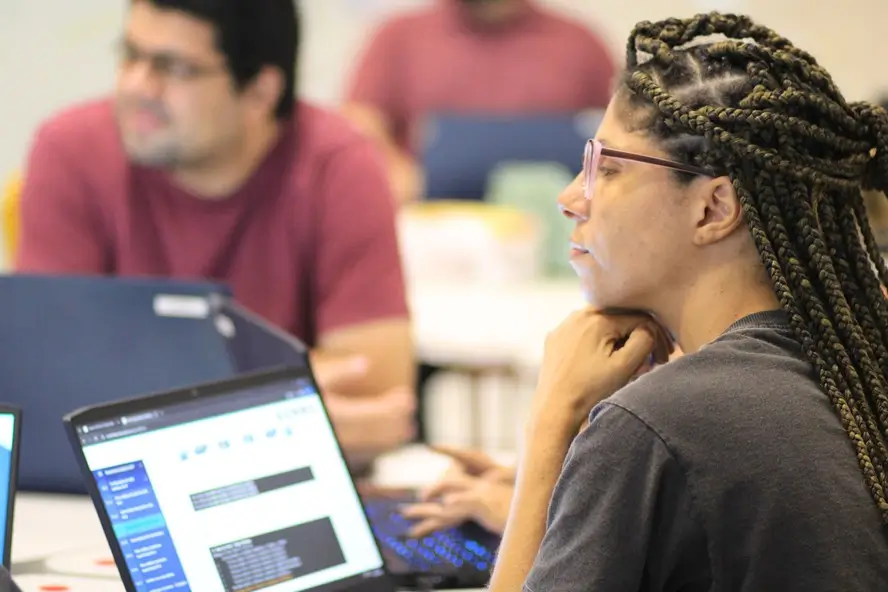 Jovem estudando em uma das Naves do Conhecimento
