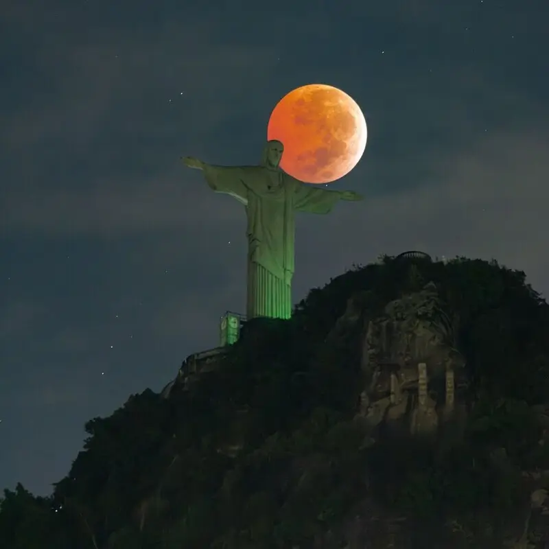 Eclipse total da Lua no Cristo Redentor
