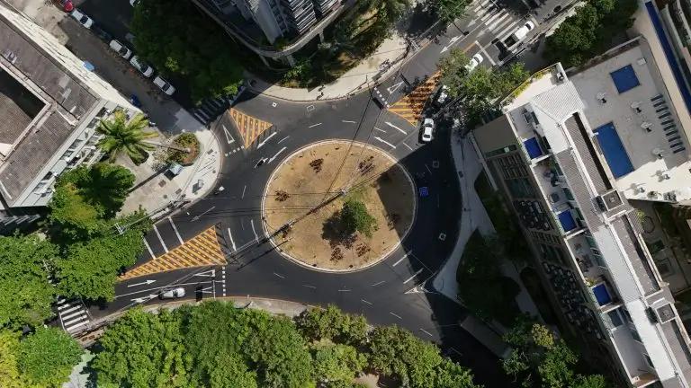 Rotatória na Rua Marquês de São Vicente