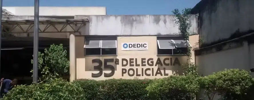 35{ Delegacia de polícia