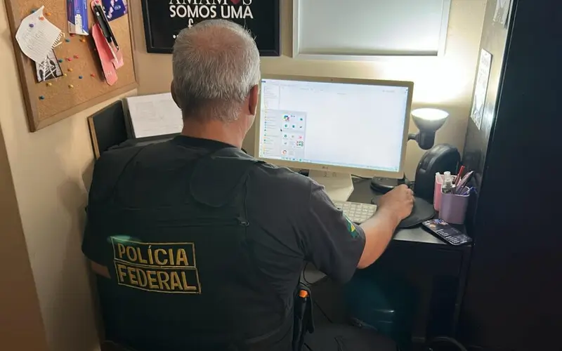 Agentes cumpriram um mandado de busca e apreensão na casa do investigado