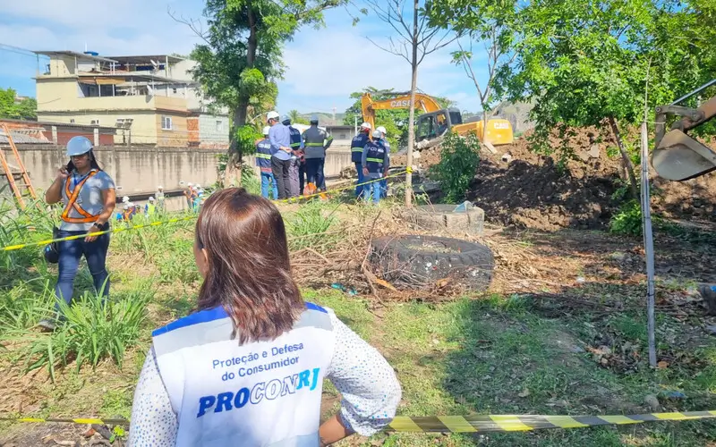 Agentes do Procon fiscalizam as obras da Águas do Rio