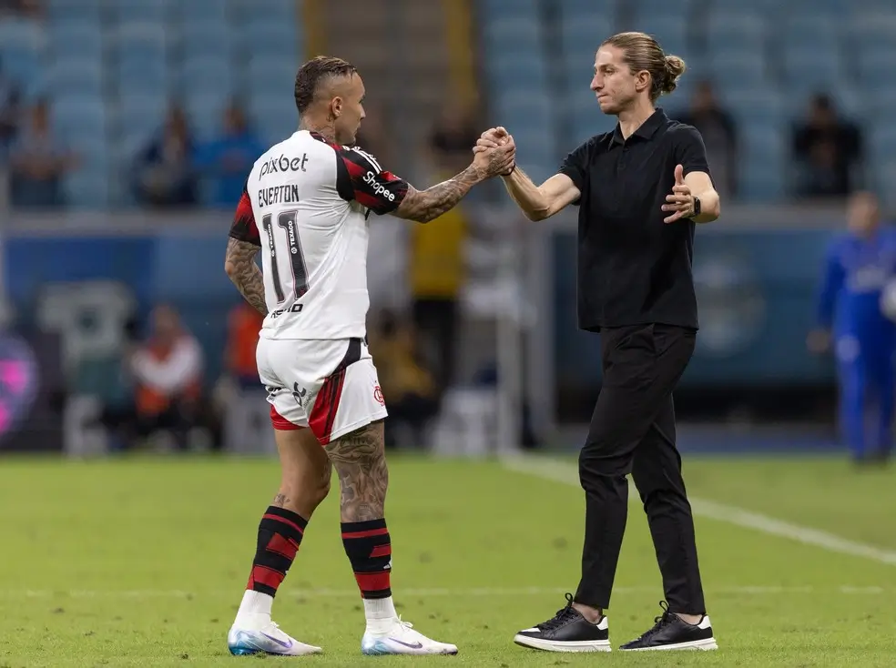 Cebolinha e Filipe Luís se cumprimentam