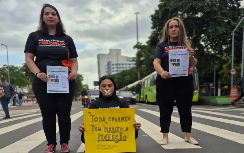 Manifestantes do Ato Silêncio que Grita