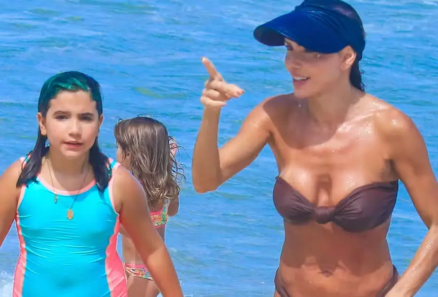 Deborah Secco curte praia com a filha