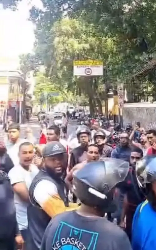 Entregadores por aplicativo realizam protesto em frente ao Palácio da Cidade