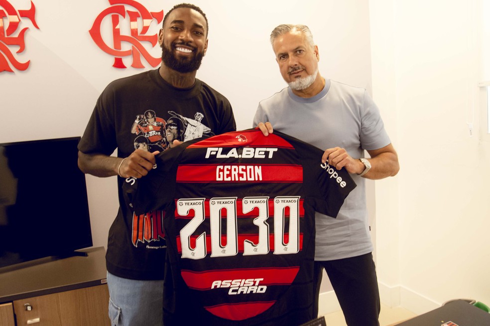 Flamengo anuncia renovação de contrato de Gerson
